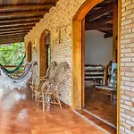 Casa Com Jardim E Churrasqueira Perto Da Praia