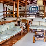 Casa Com Jardim E Churrasqueira Perto Da Praia
