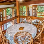 Casa Com Jardim E Churrasqueira Perto Da Praia