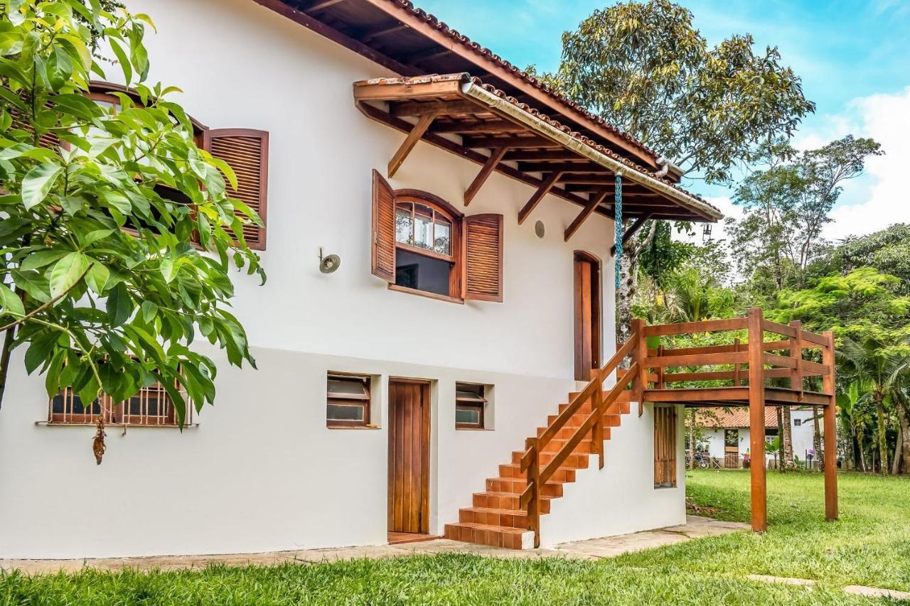 Casa Com Jardim E Churrasqueira Perto Da